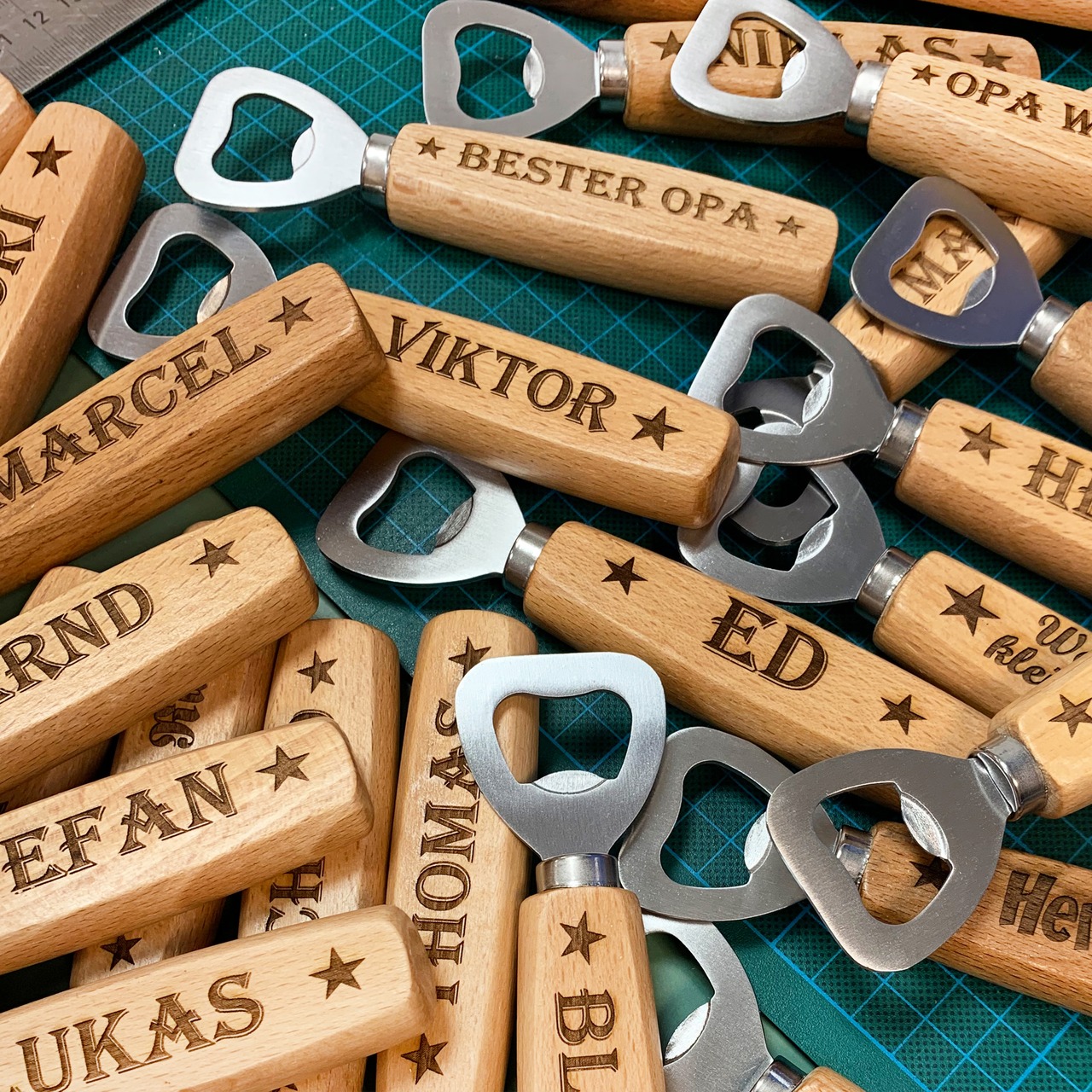 Unikatolo Flaschenöffner aus Holz mit Name personalisiert