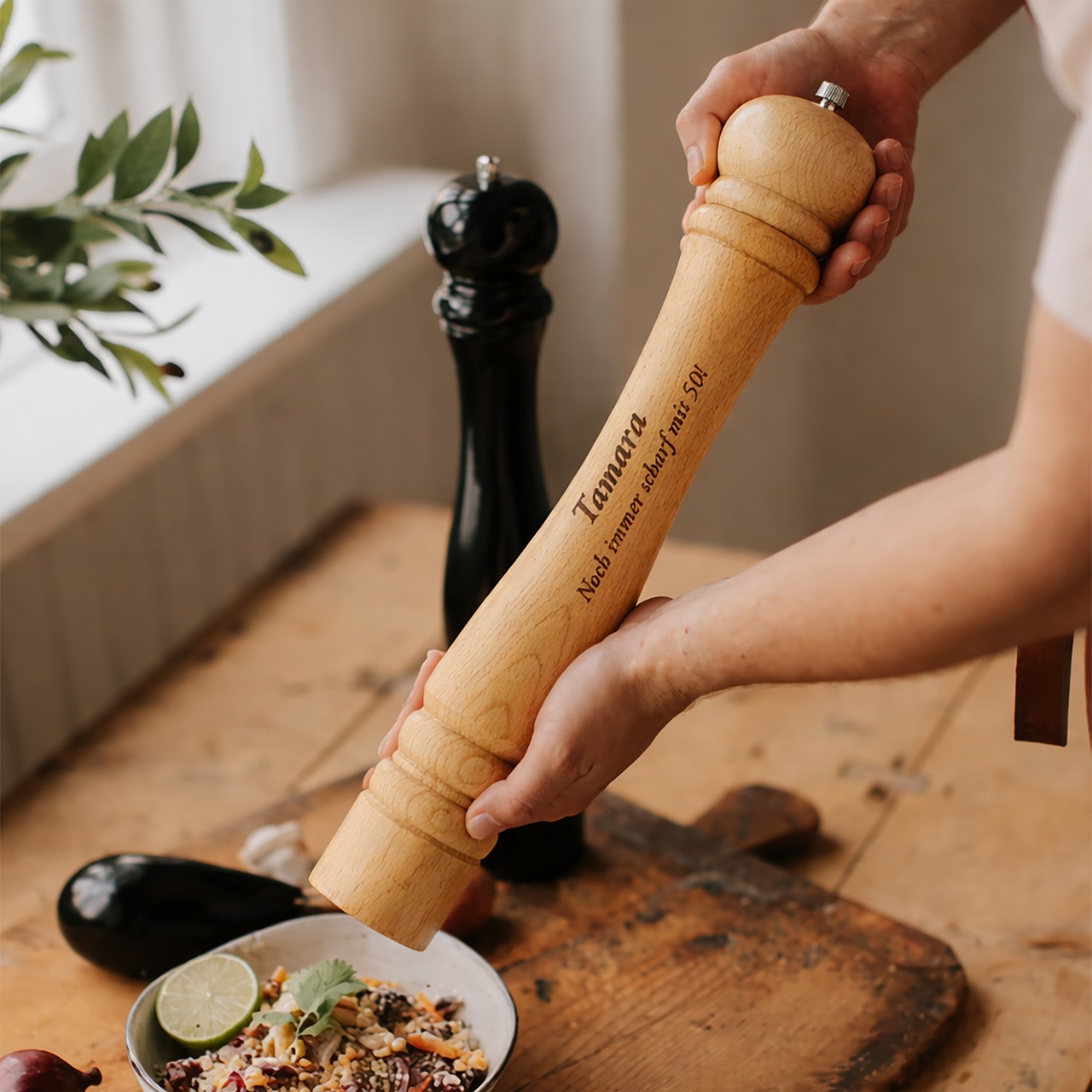 Unikatolo Pfeffermühle XL aus Holz mit Name personalisiert