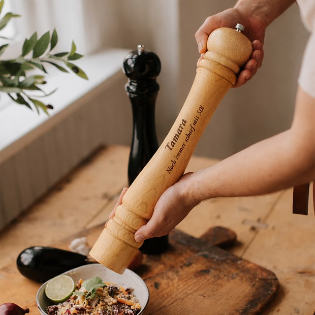 Unikatolo Pfeffermühle XL aus Holz mit Name personalisiert